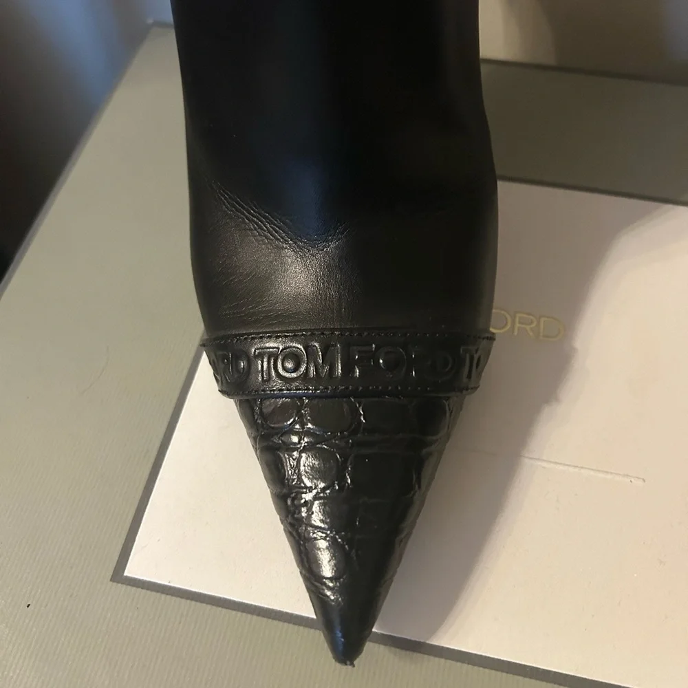 Tom Ford Black Leather Logo Embossed Ankle Boots 38.5 EU 7.5 US - Picture 2 of 7